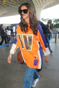 actress deepika padukone at mumbai airport