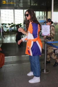 actress deepika padukone at mumbai airport