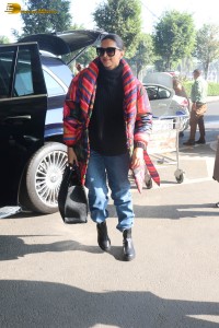 actress deepika padukone shows off fashion apparel at mumbai airport while traveling