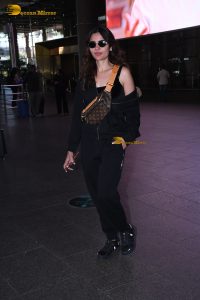 actress and singer Deepti Sadhwani red-hot in a shoulderless dress