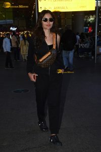 actress and singer Deepti Sadhwani red-hot in a shoulderless dress