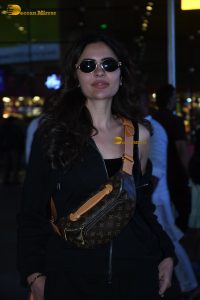 actress and singer Deepti Sadhwani red-hot in a shoulderless dress