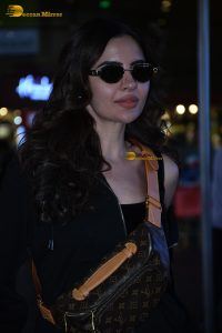 actress and singer Deepti Sadhwani red-hot in a shoulderless dress