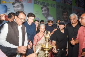 Pictures from Dev Anand’s 100th Birth Anniversary Celebrations, where his popular movies are being screened. Veteran Actress Waheeda Rehman and Actor Jackie Shroff led the tributes