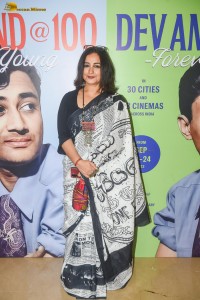 Pictures from Dev Anand’s 100th Birth Anniversary Celebrations, where his popular movies are being screened. Veteran Actress Waheeda Rehman and Actor Jackie Shroff led the tributes