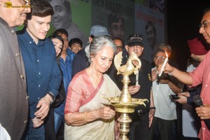 Pictures from Dev Anand’s 100th Birth Anniversary Celebrations, where his popular movies are being screened. Veteran Actress Waheeda Rehman and Actor Jackie Shroff led the tributes