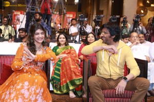 Dhamaka Success Celebration attended by Ravi Teja and Sreeleela