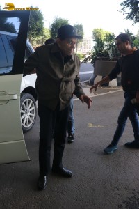 Bollywood veteran star Dharmendra spotted at Mumbai Airport