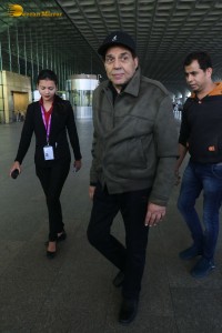 Bollywood veteran star Dharmendra spotted at Mumbai Airport