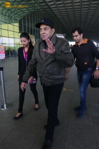 Bollywood veteran star Dharmendra spotted at Mumbai Airport