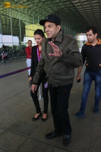 Bollywood veteran star Dharmendra spotted at Mumbai Airport