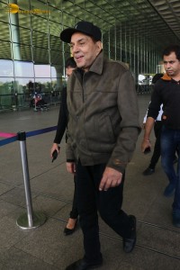 Bollywood veteran star Dharmendra spotted at Mumbai Airport
