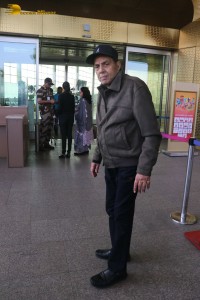 Bollywood veteran star Dharmendra spotted at Mumbai Airport