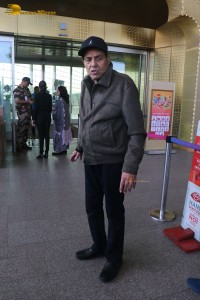 Bollywood veteran star Dharmendra spotted at Mumbai Airport