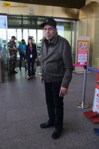 Bollywood veteran star Dharmendra spotted at Mumbai Airport