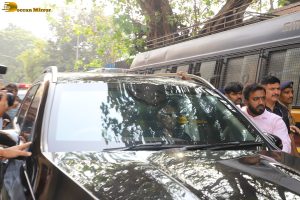 Bollywood stars including Amitabh Bachchan, Shah Rukh Khan, Salman Khan, Aamir Khan, Ranveer Singh, pay last respects to Dharmendra