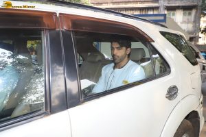 Bollywood stars including Amitabh Bachchan, Shah Rukh Khan, Salman Khan, Aamir Khan, Ranveer Singh, pay last respects to Dharmendra