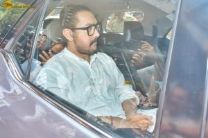 Bollywood stars including Amitabh Bachchan, Shah Rukh Khan, Salman Khan, Aamir Khan, Ranveer Singh, pay last respects to Dharmendra