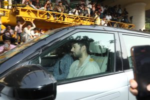 Bollywood stars including Amitabh Bachchan, Shah Rukh Khan, Salman Khan, Aamir Khan, Ranveer Singh, pay last respects to Dharmendra