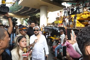 Bollywood stars including Amitabh Bachchan, Shah Rukh Khan, Salman Khan, Aamir Khan, Ranveer Singh, pay last respects to Dharmendra