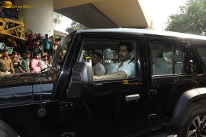 Bollywood stars including Amitabh Bachchan, Shah Rukh Khan, Salman Khan, Aamir Khan, Ranveer Singh, pay last respects to Dharmendra