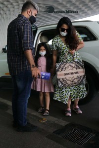 Mahendra Singh Dhoni and his family leave Mumbai Airport to Jaipur on December 18