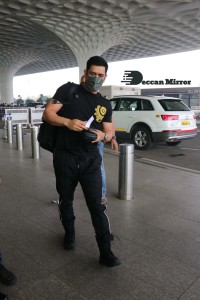 Mahendra Singh Dhoni and his family leave Mumbai Airport to Jaipur on December 18
