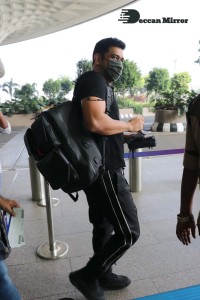 Mahendra Singh Dhoni and his family leave Mumbai Airport to Jaipur on December 18