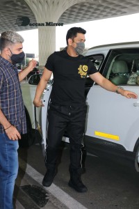 Mahendra Singh Dhoni and his family leave Mumbai Airport to Jaipur on December 18