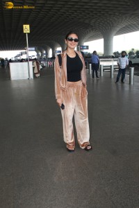 singer and actress Dhvani Bhanushali spotted at mumbai airport