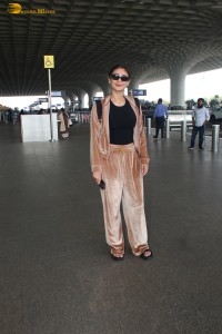 singer and actress Dhvani Bhanushali spotted at mumbai airport