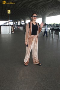 singer and actress Dhvani Bhanushali spotted at mumbai airport