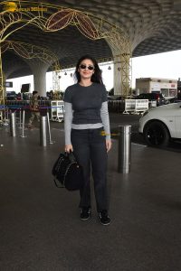 singer and actress Dhvani Bhanushali cute in a t-shirt at airport
