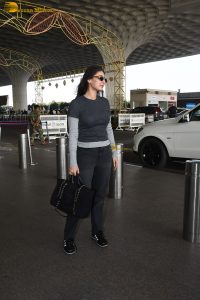 singer and actress Dhvani Bhanushali cute in a t-shirt at airport