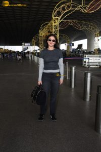 singer and actress Dhvani Bhanushali cute in a t-shirt at airport