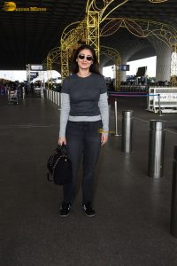 singer and actress Dhvani Bhanushali cute in a t-shirt at airport