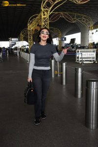 singer and actress Dhvani Bhanushali cute in a t-shirt at airport