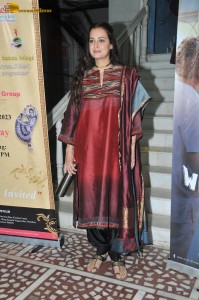 actress dia mirza stylish looks in desi style at a event
