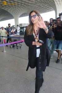 Bollywood Actress and Rajesh Khanna ex-wife Dimple Kapadia spotted at Mumbai Airport