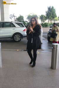 Bollywood Actress and Rajesh Khanna ex-wife Dimple Kapadia spotted at Mumbai Airport