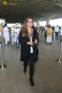 Bollywood Actress and Rajesh Khanna ex-wife Dimple Kapadia spotted at Mumbai Airport