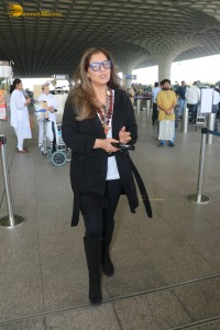 Bollywood Actress and Rajesh Khanna ex-wife Dimple Kapadia spotted at Mumbai Airport