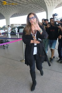 Bollywood Actress and Rajesh Khanna ex-wife Dimple Kapadia spotted at Mumbai Airport