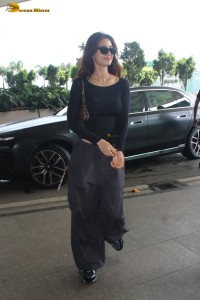 bollywood actress Disha Patani pretty in a black top at mumbai airport