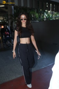 Disha Patani dressed in all black