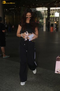 Disha Patani dressed in all black