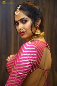 Indian actress divi vadthya hot photoshoot in traditional dress and jewelry