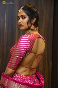 Indian actress divi vadthya hot photoshoot in traditional dress and jewelry