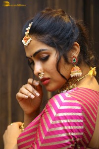 Indian actress divi vadthya hot photoshoot in traditional dress and jewelry