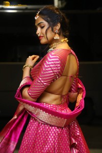 Indian actress divi vadthya hot photoshoot in traditional dress and jewelry